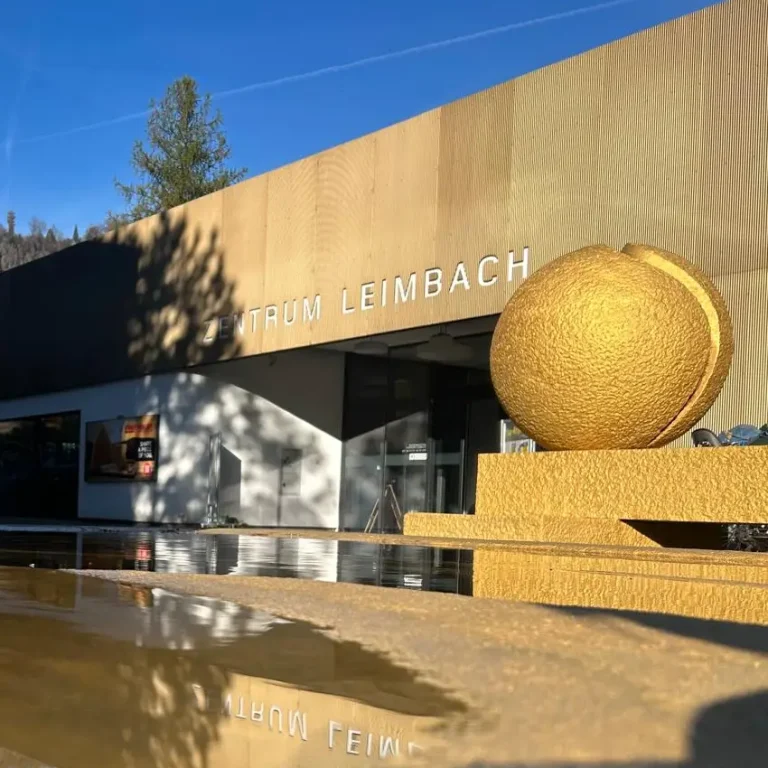 Eingangsbereich des GZ Mittelleimbach mit goldener Kugelskulptur
