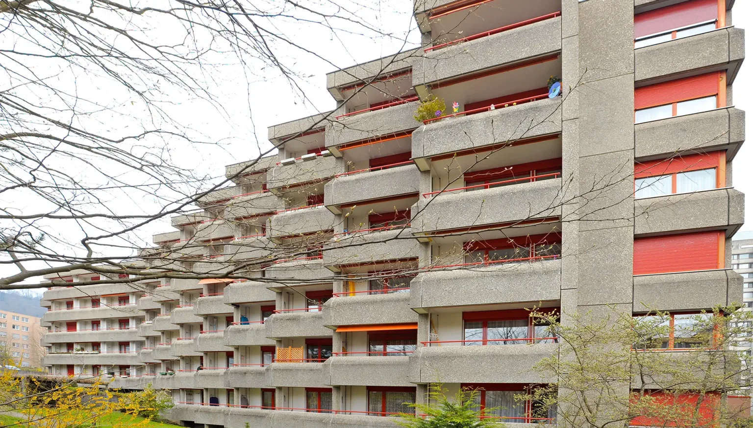 Wohngebäude in Leimbach Mitte mit Balkonen und roter Fassadengestaltung