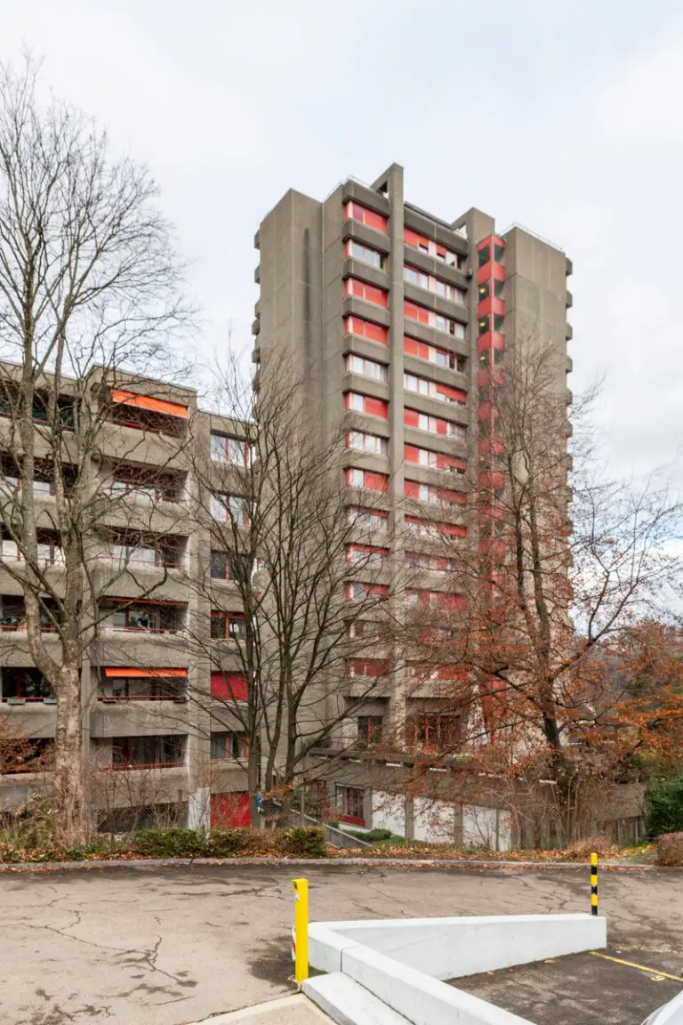 Hochhaus und Langhaus des Areals Leimbach Mitte in Zürich-Leimbach