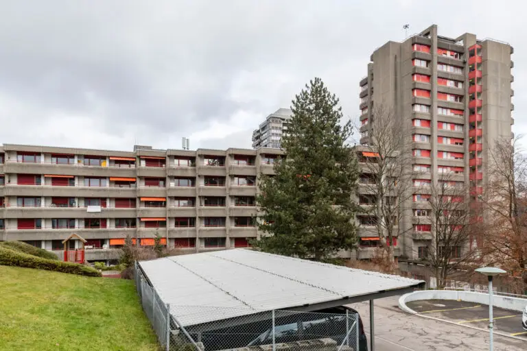 Hochhaus und Langhaus des Areals Leimbach Mitte in Zürich-Leimbach
